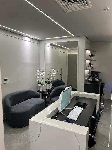 Ambiente interno com área de espera e estação de trabalho
