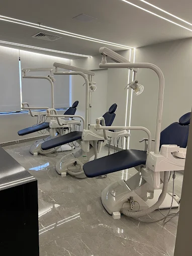 Sala com múltiplas cadeiras odontológicas do Instituto RS