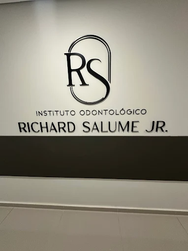Entrada com letreiro Instituto Odontológico Richard Salume Jr.