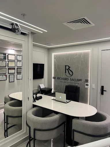 Sala de avaliação com parede de diplomas e certificações