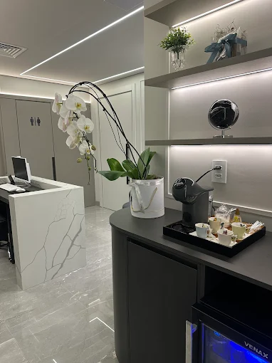 Detalhe do espaço de café e decoração da clínica