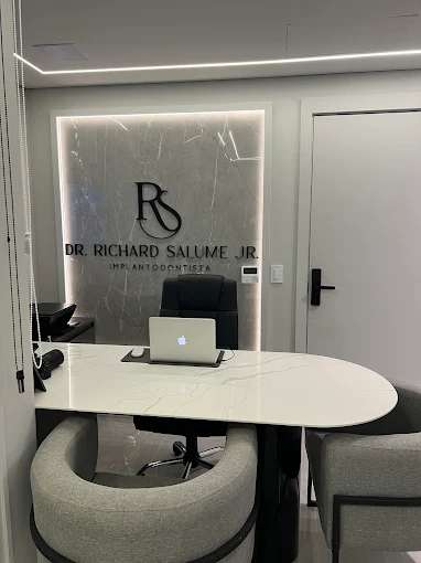 Consultório com logo iluminado Dr. Richard Salume Jr.